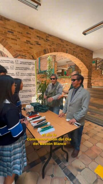En el marco del Día Mundial del Bastón Blanco, compartimos una jornada muy especial junto al Centro de Rehabilitación para Adultos Ciegos (CRAC), en la que nuestros estudiantes y futuros profesionales aprendieron más sobre las herramientas de apoyo para las personas con discapacidad visual.
A través de estas actividades, buscamos fortalecer la empatía y brindar herramientas para saber cómo actuar y ofrecer ayuda de manera respetuosa a una persona ciega, ya sea en la universidad o en cualquier espacio público.
🦯💙 Porque la inclusión se construye entre todos, con pequeños gestos que hacen una gran diferencia.
#DíaDelBastónBlanco #Inclusión #Empatía #FUAC #CRACK