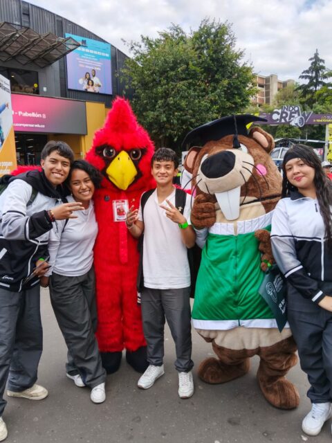 💚 ¡Gracias por ser parte de Expo Estudiantes!
Desde la Universidad Autónoma de Colombia agradecemos a todas las personas que hicieron posible esta experiencia, especialmente a quienes nos apoyaron en el stand, a nuestros profesores y a cada visitante que se acercó para conocer nuestra oferta académica.
¡Fue un gusto compartir con ustedes y acompañarlos en la construcción de su futuro! 🎓
Los esperamos en la Universidad Autónoma de Colombia, donde seguiremos construyendo juntos nuevas oportunidades.
#SoyAutónoma #ConstruyendoFuturo #ExpoEstudiantes