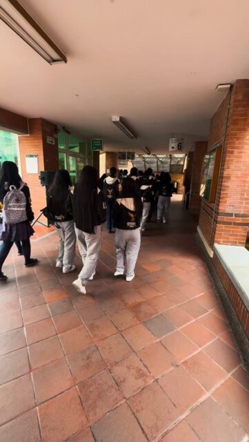 🎓✨ ¡Así vivimos la visita de los estudiantes de grado 11 del Colegio Sorrento!
Durante su recorrido por la Universidad Autónoma de Colombia, conocieron nuestra oferta académica, exploraron las aulas e instalaciones y compartieron una jornada llena de aprendizaje, diversión y nuevas experiencias. 📚🏫
Nos encanta abrir nuestras puertas a quienes están construyendo su futuro profesional. 🚀
¿Te gustaría conocer nuestro campus? ¡Déjanos un mensaje y agenda tu visita! 💙
#UniversidadAutónomaDeColombia #VisitaGuiada #FuturoProfesional #ExperienciaUniversitaria #SoyAutónoma