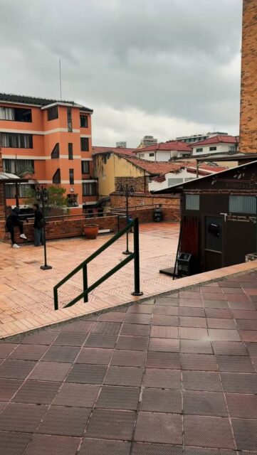 Ayer vivimos la primera Mesa de Actualización Normativa para los Programas de Educación para el Trabajo y el Desarrollo Humano, un espacio de diálogo y construcción en el que participaron la Dirección Local de la Alcaldía de La Candelaria y diferentes instituciones que ofrecen programas técnicos laborales.
💚 En la Universidad Autónoma de Colombia contamos con programas para desarrollar habilidades y conocimientos que te preparan para nuevas oportunidades:
💻 Técnico Laboral por Competencias en Manejo de Herramientas de Codificación de Software.
⚡ Técnico Laboral en Montaje y Operación de Sistemas de Generación y Almacenamiento de Energía Eléctrica.
🎥 Técnico Laboral en Operación de Equipos, Dispositivos y Herramientas para Contenidos Digitales.
🎯 Conocimientos Académicos en Liderazgo, Comunicación y Desarrollo Personal.
El futuro del trabajo se construye con educación de calidad. 🙌
🌐 Más información: soyautonoma.com
#UniversidadAutónomaDeColombia #EducaciónParaElTrabajo #DesarrolloHumano